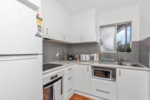 'Above the Trees' - Spectacular Views, Sleeps 10にあるキッチンまたは簡易キッチン