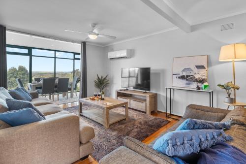 Lake Albertにある'Above the Trees' - Spectacular Views, Sleeps 10のリビングルーム(ソファ2台、テレビ付)