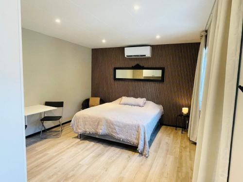 Un dormitorio con una cama y un escritorio. en 4 star holiday home in SÖLVESBORG, en Hällevik