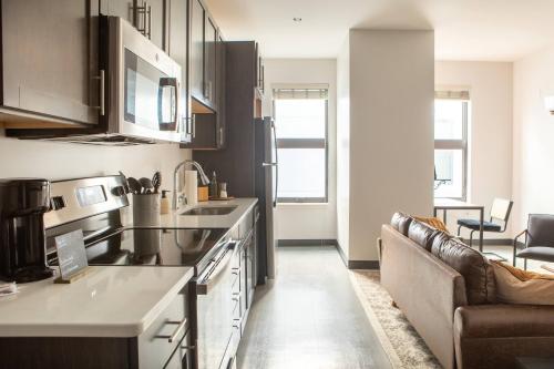 Una cocina o cocineta en Deer District Studio Apt - One Block from Fiserv and Baird