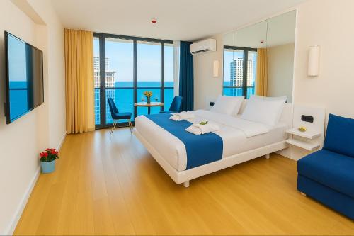 Ένα ή περισσότερα κρεβάτια σε δωμάτιο στο New orbi city Luxury