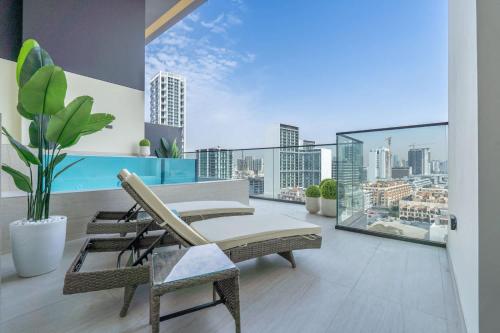 Free housekeeping visits during your stay - StayShort - Luxury 2BR with Private Pool & Skyline Terrace JVC