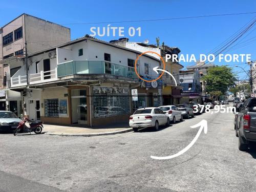 a street with cars parked in front of a building at 100 metros da praia do forte in Cabo Frio