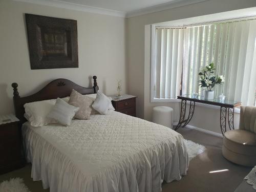 Postel nebo postele na pokoji v ubytování The Junction Estate COOL CALM COZY A Home N Host Property