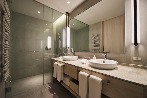 une salle de bain avec deux lavabos et une douche en verre dans l'établissement Chalet Ivy Weiss, Niseko, à Kutchan