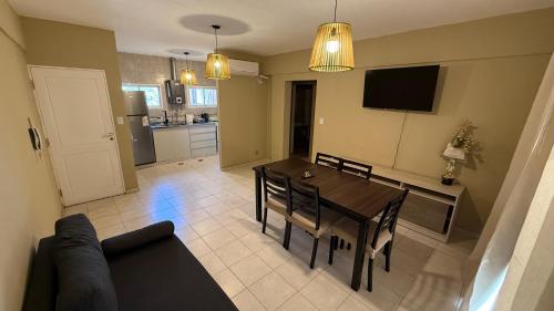 a living room with a dining table and a kitchen at Apart Moderno Céntrico 2 Dormitorios 5 Personas in Santiago del Estero