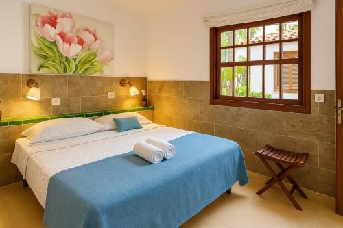 een slaapkamer met een bed met 2 opgerolde handdoeken bij Bungalow Golf Splash Park in Maspalomas