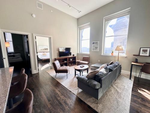 un soggiorno con divano e sedie di Downtown Sleek 2BR Loft a Milwaukee