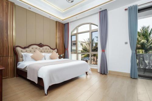 a bedroom with a large bed and a large window at Weisi Zhenpin Holiday Courtyard in Wushi