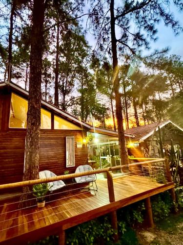 a wooden deck in front of a house with trees at Chalé Veraneio-Itú-SP Vista para o lago Camping Carrion in Itu