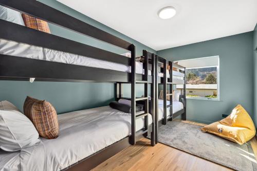 Кровать или кровати в номере Hampshire Holiday Parks - Queenstown Lakeview