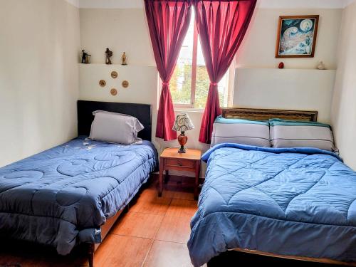 Habitación con dos camas, baño privado, terraza y cocina compartida en Miraflores