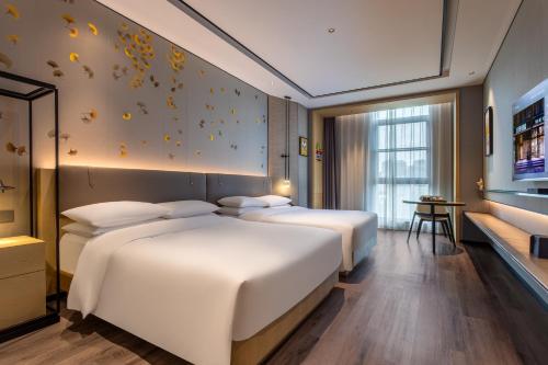 Postel nebo postele na pokoji v ubytování Shanghai Yunhe Yebo Hotel, Wuning Road Global Harbor Branch