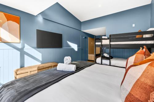 Кровать или кровати в номере Hampshire Holiday Parks - Queenstown Lakeview