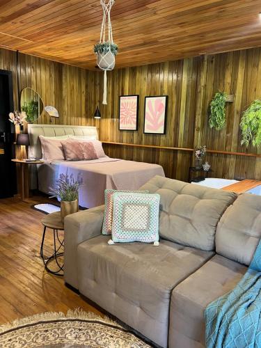 ein Wohnzimmer mit einem Sofa, einem Sofa und einem Tisch in der Unterkunft Casa das Palmeiras in Orleans