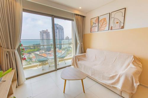 Un dormitorio con una cama y una ventana grande. en The Song Premium Apartment, en Vung Tau