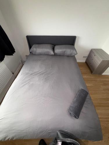 Cette petite chambre comprend un grand lit. dans l'établissement Cosy room 3 Gatwick, à Crawley