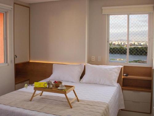 En eller flere senge i et værelse på Janelas do Rio - Apartamento 2 quartos com vista para o Rio, Wi-Fi, ar-condicionado e máquina lava e seca