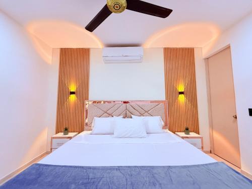 a bedroom with a large white bed with two night stands at Villa Santy Paraiso lujoso & Privado in Ricaurte