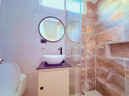 a bathroom with a sink and a mirror at Villa Santy Paraiso lujoso & Privado in Ricaurte