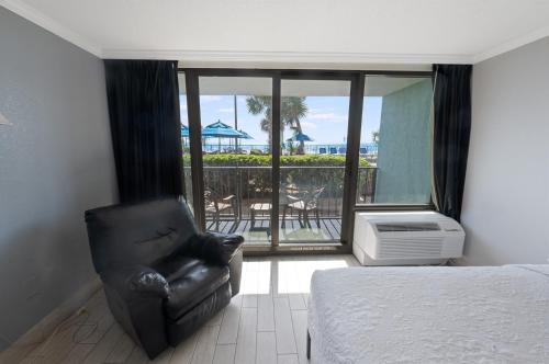 Postel nebo postele na pokoji v ubytování Renovated Oceanfront - Ground Floor - Great Pools!