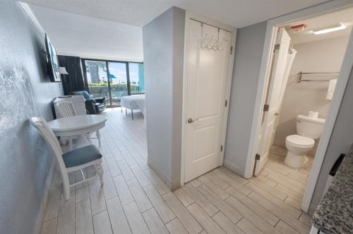 Koupelna v ubytování Renovated Oceanfront - Ground Floor - Great Pools!