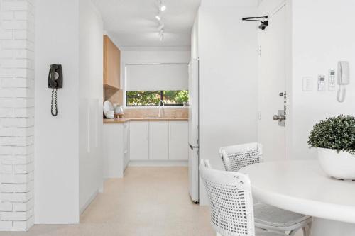 Η κουζίνα ή μικρή κουζίνα στο 'Island Villa' Boho-Coastal Escape by the Waterfront