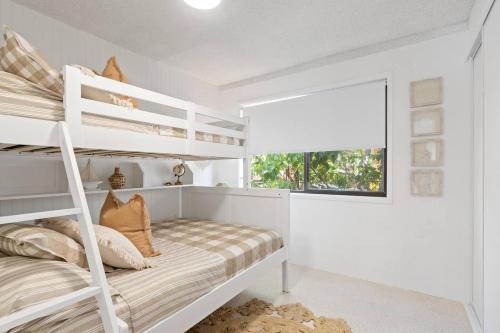 Ένα ή περισσότερα κρεβάτια σε δωμάτιο στο 'Island Villa' Boho-Coastal Escape by the Waterfront