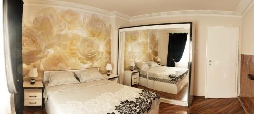 ヴァルナ・シティにあるTop Center Stefan Stambolovのベッドルーム(ベッド1台、大きな鏡付)