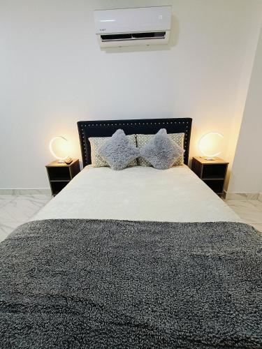 a bedroom with a bed with two night stands at Hermoso Apartamento ven de trabajo o turismo te va a encantar in Panama City