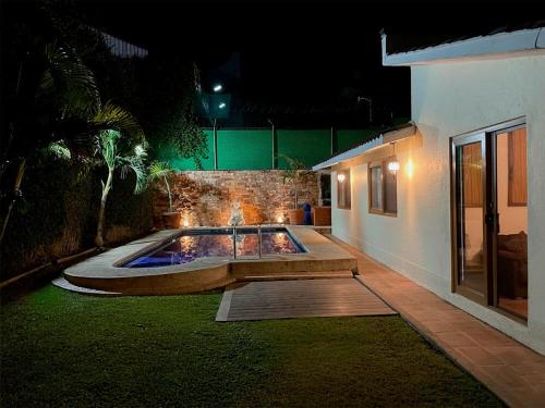 un cortile con piscina di notte di Casa Brisa en Burgos Cuernavaca a Temixco