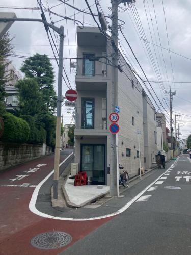 Tokyo Manekineko Stay 招き猫で有名な豪徳寺駅から徒歩9分 アーティスト制作の招き猫ベッドの中に泊まれる宿