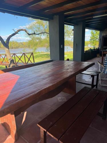 una gran mesa de madera en una habitación con un banco en Casona El Templo Islero, en San Pedro