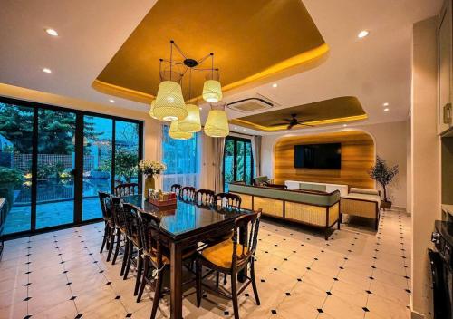 TV a/nebo společenská místnost v ubytování Hometown Retreat Villa Hoi An- 5m to OldTown