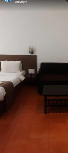 Postel nebo postele na pokoji v ubytování Kathiyawadi Resort park view matheran