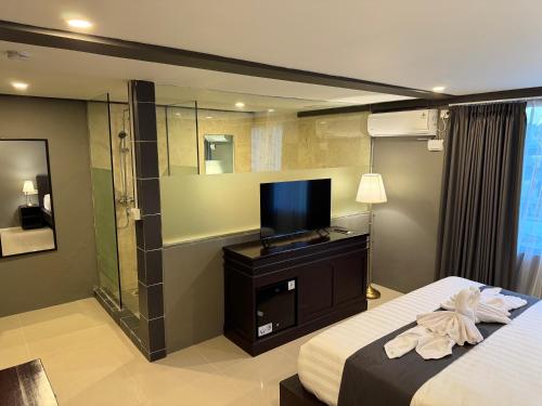 TV a/nebo společenská místnost v ubytování Kooters Guesthouse Bali