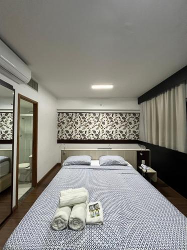 Ένα ή περισσότερα κρεβάτια σε δωμάτιο στο Hotel Mercu Beneficência Bela Vista Com Garagem 1203