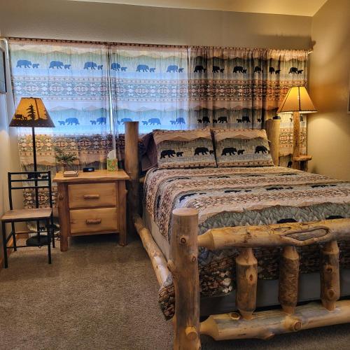 Ένα ή περισσότερα κρεβάτια σε δωμάτιο στο BuffaloPeaks Lodge