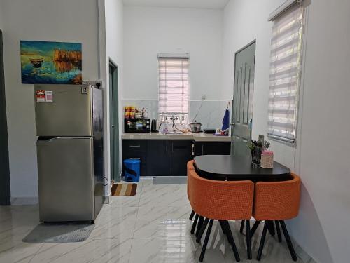 Kuchyň nebo kuchyňský kout v ubytování Homestay Tepi Sungai Perak