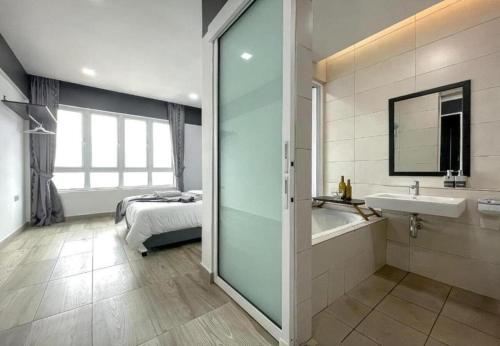 un bagno con vasca, lavandino e letto di Jomstay Octagon Duplex Penthouse Ipoh Town a Ipoh