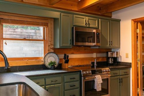 Una cocina o zona de cocina en Happy Trees Cabin