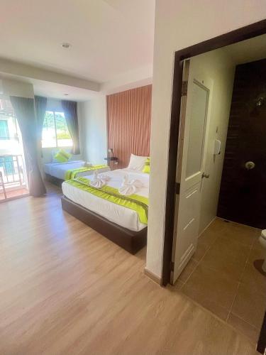 Кровать или кровати в номере 28 Boutique Hotel - Newly Renovated