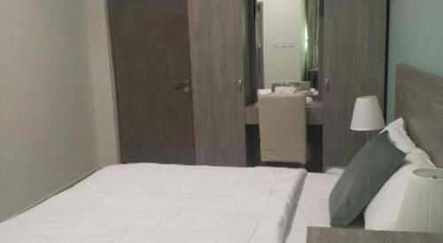 Katil atau katil-katil dalam bilik di Sovereign Hotel - Marriage Certificate Required