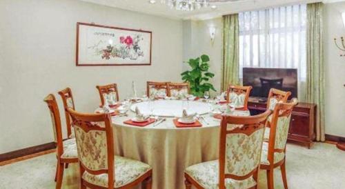 a dining room with a table and chairs at Quanzhou Royal Prince Hotel in Quanzhou