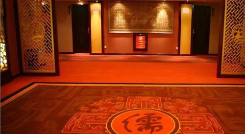 a room with a rug on the floor with a door at Dengfeng Chanwu Hotel in zhengzhou