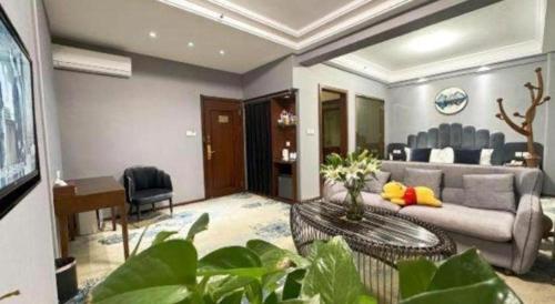 Dunhuang Dunhe Hotelにあるテレビまたはエンターテインメントセンター