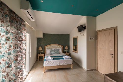 - une chambre avec un lit et un mur vert dans l'établissement Studios Rania, à Skala Potamias