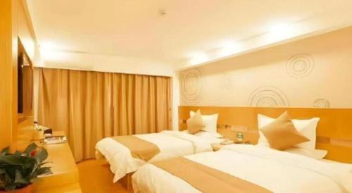 Postel nebo postele na pokoji v ubytování GreenTree Inn Heze Danxian Shangmaocheng Business Branch