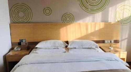 Postel nebo postele na pokoji v ubytování GreenTree Inn Heze Danxian Shangmaocheng Business Branch