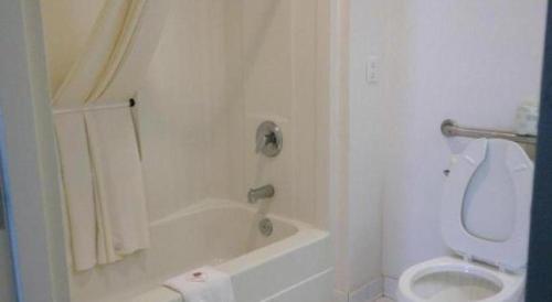 Ένα μπάνιο στο Americas Best Value Inn Kinston
